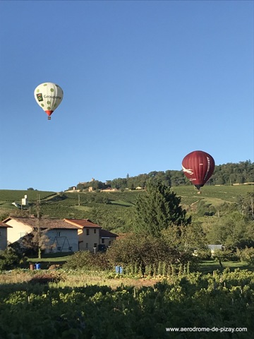 10 montgolfieres en vol aerodrome de pizay