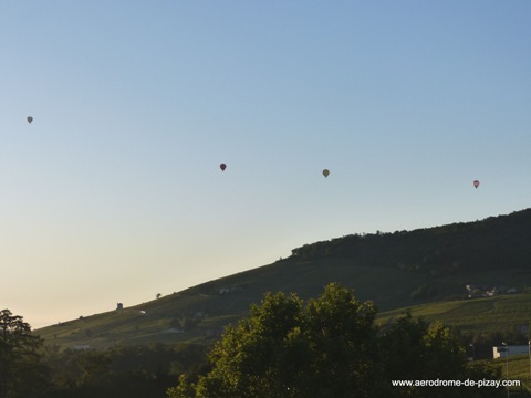 11 montgolfieres en vol aerodrome de pizay brouilly