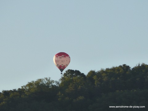 12 montgolfieres en vol aerodrome de pizay brouilly