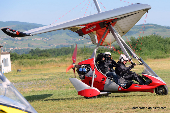 bruno-huart-et-cameraman-telematin-aerodrome-de-pizay