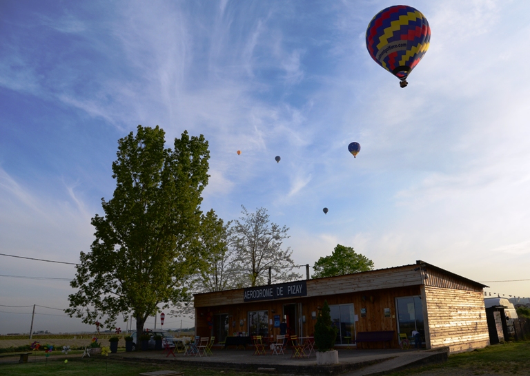 des-montgolfieres-au-depart-de-laerdrome-de-pizay
