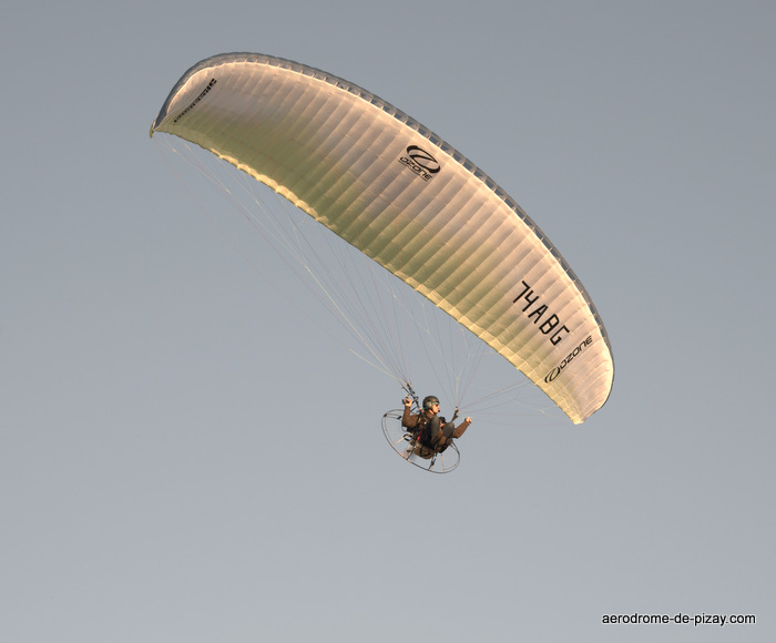 paramoteur-en-vol-aerodrome-de-pizay-cadets-ulm