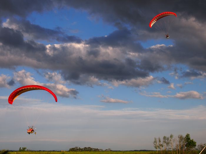 paramoteurs-en-vol-aerodrome-de-pizay