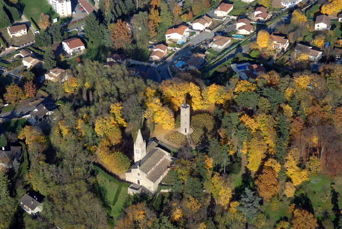 petite-eglise-vue-du-ciel-aerodrome-de-pizay