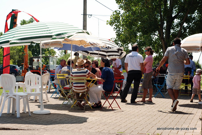 terrasse-conviviale-aerodrome-de-pizay