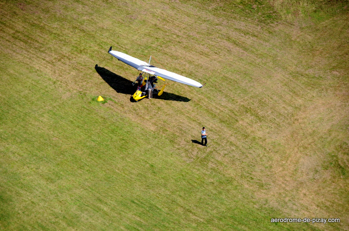 ulm-pendulaire-sur-taxiway-aerodrome-de-pizay